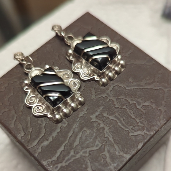 Elegant Vintage Black Onyx and Silver Earrings - Picture 4 of 8
